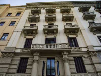 Il piano terra (occupato in gran parte da attivit� commerciali), cos� come l�ammezzato, presenta un bugnato con conci in cemento di forma allungata che alternano una superficie liscia e una rugosa